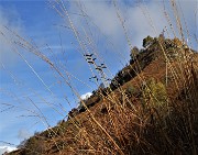 33 Sentiero in decisa salita colorata d'autunno 